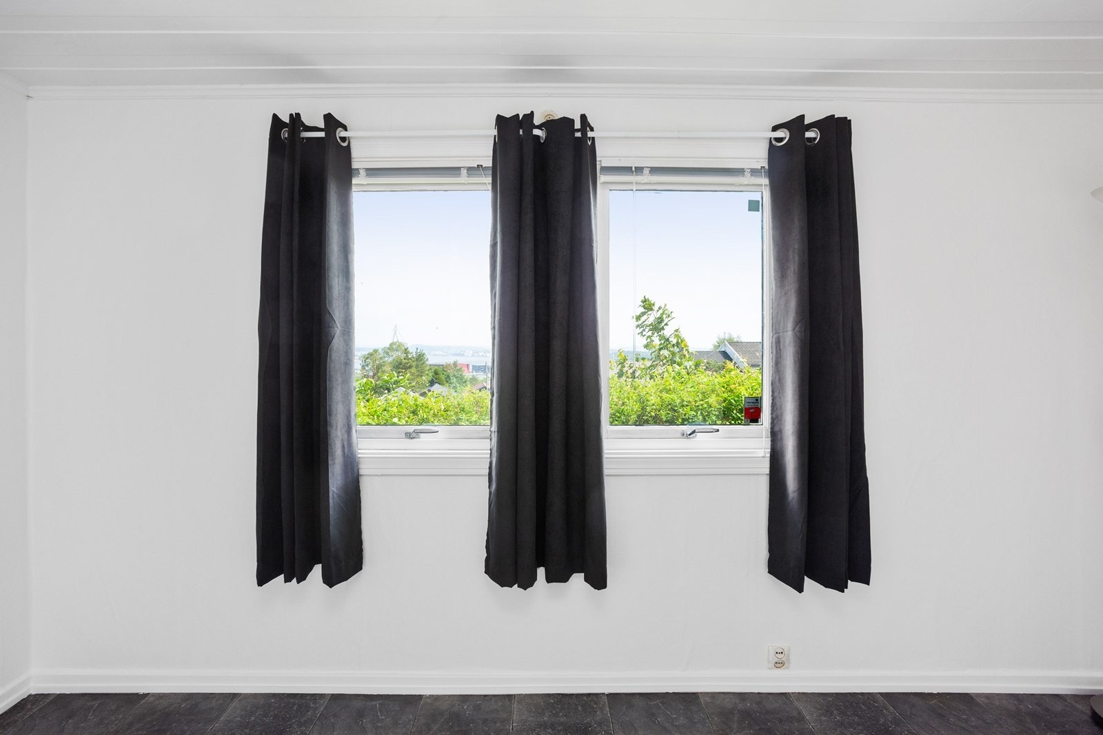 Utsyn fra 2 av 3 vinduer i rommet Galleribilde