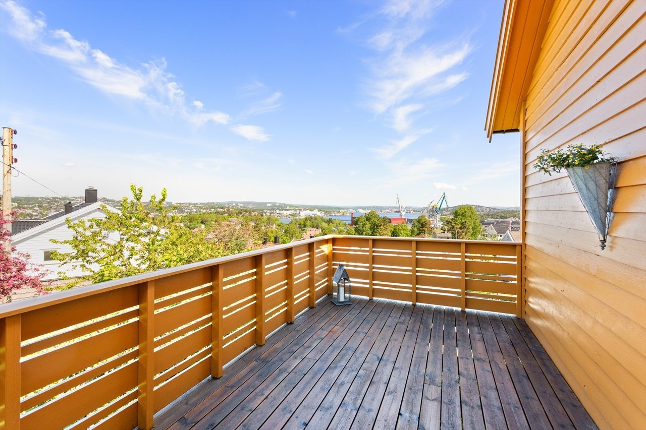 Veranda med god plass til møbler og flott utsikt og overblikk Galleribilde