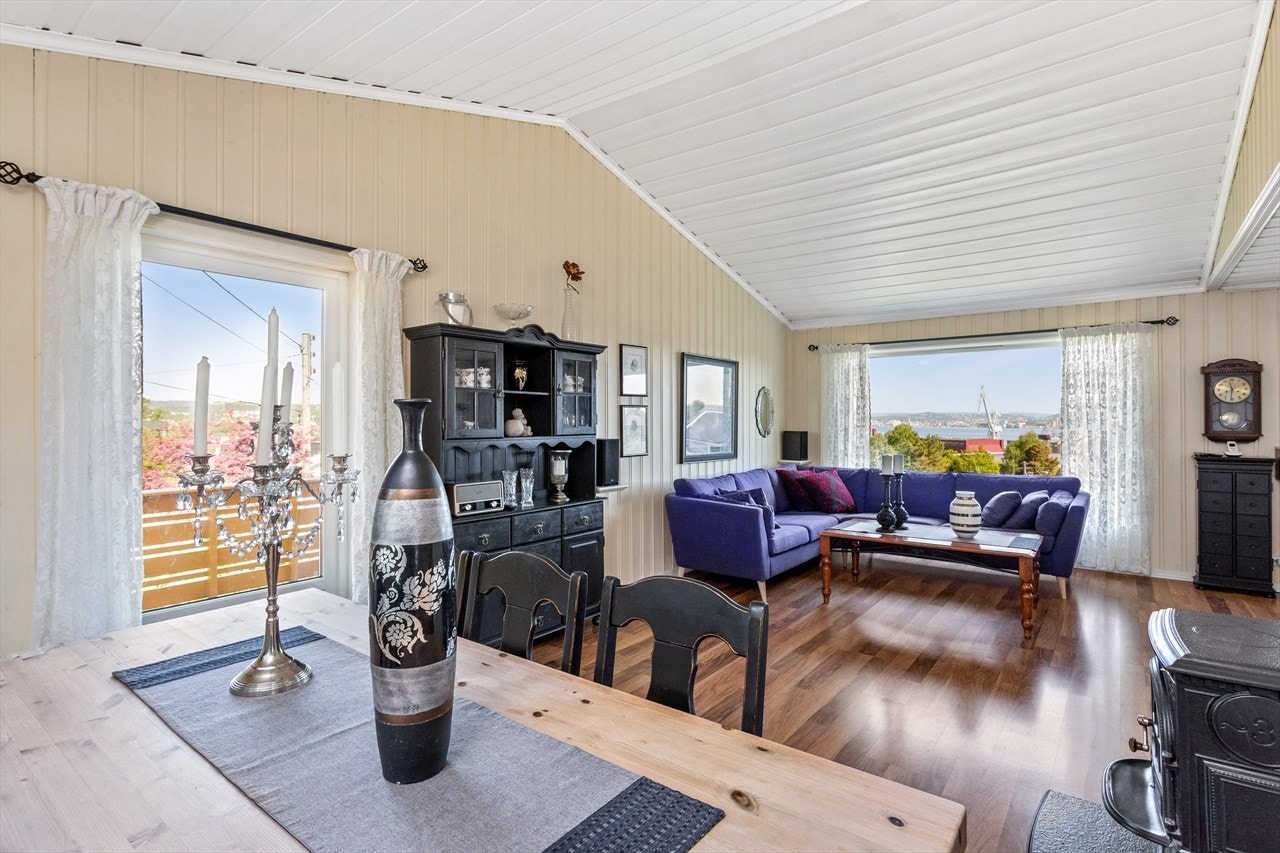 Stue med god takhøyde og naturlig dagslys Galleribilde