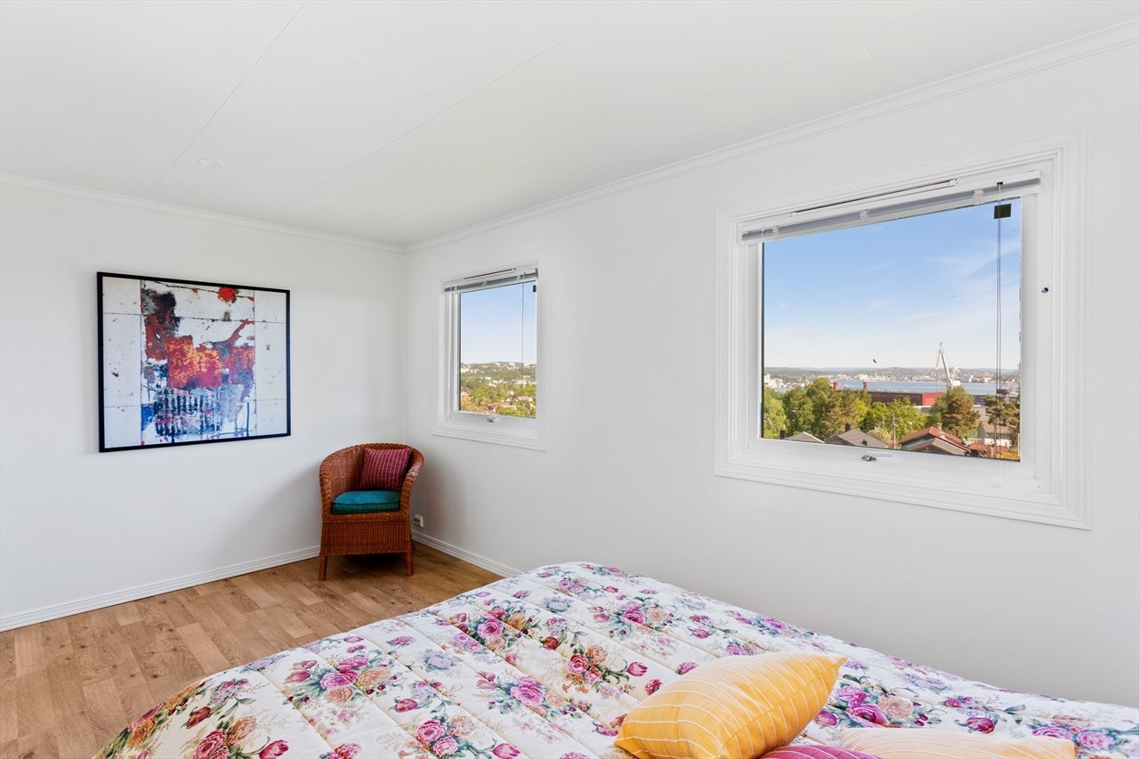 Stort soverom, plass til 2 soverom ved behov og som opprinnelig godkjent Galleribilde