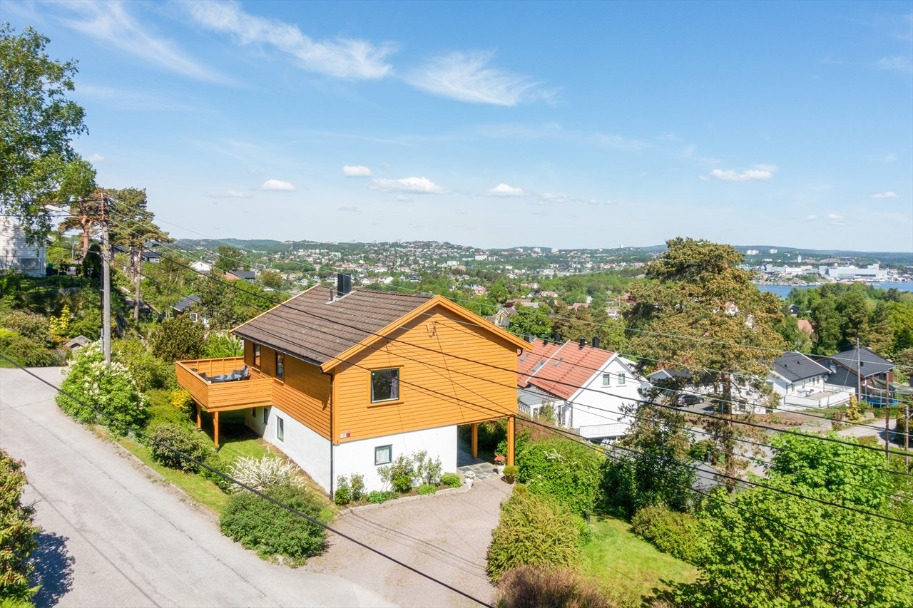 Fasade og innkjørsel. Boligen eier gressflekken til høyre for innkjørsel også, se kart. Galleribilde