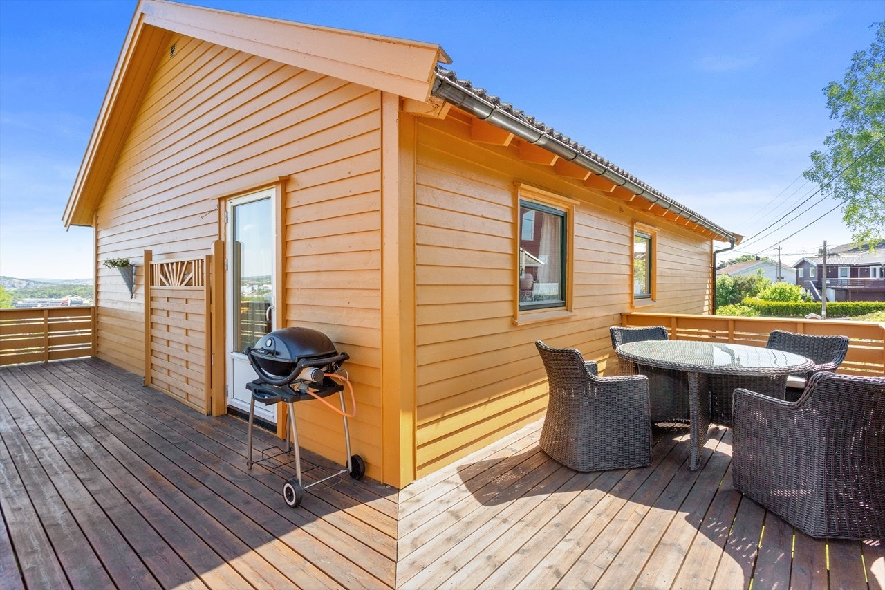 Solrik veranda med sol fra hele dagen til ca. kl. 21 om sommeren Galleribilde