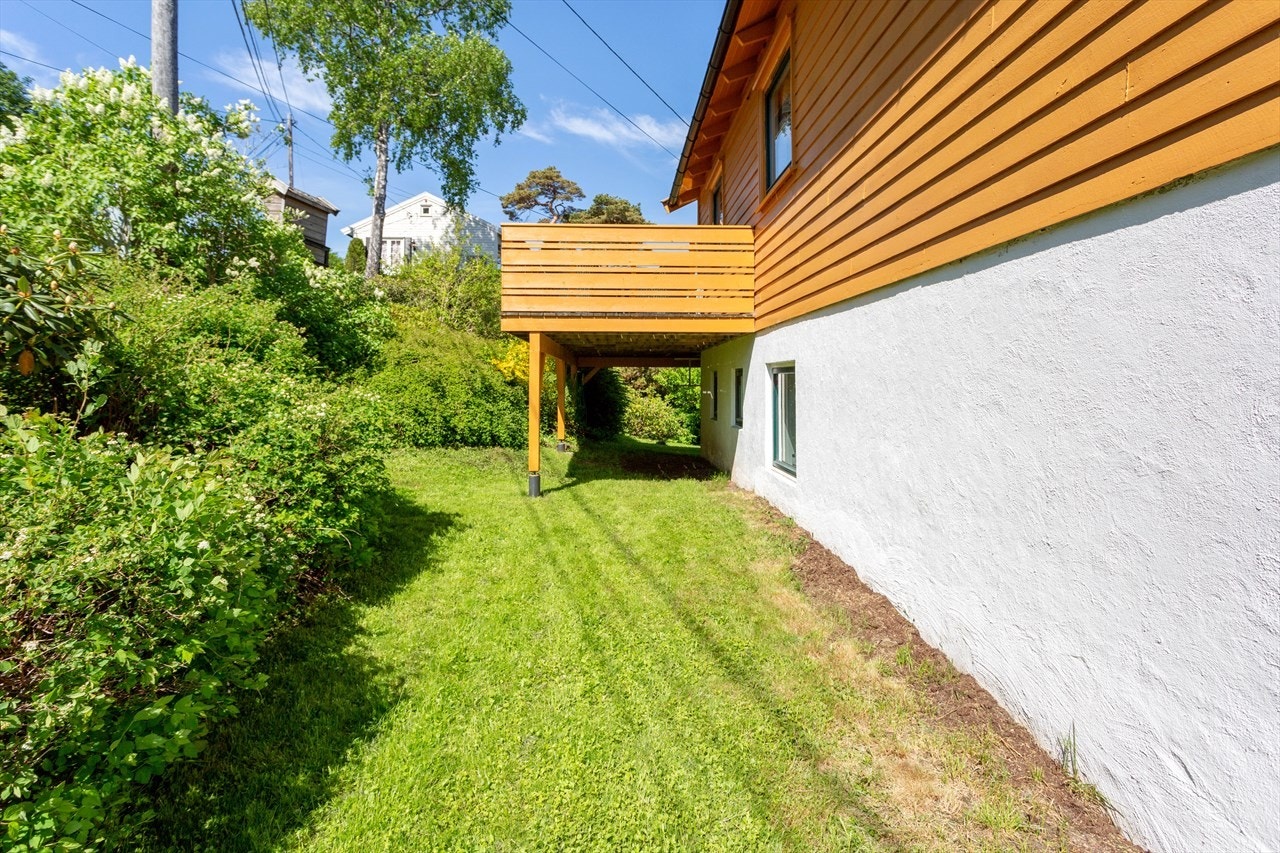 Her har det tidligere vært godkjent å bygge garasje, som fortsatt bør være mulig om det er ønskelig Galleribilde