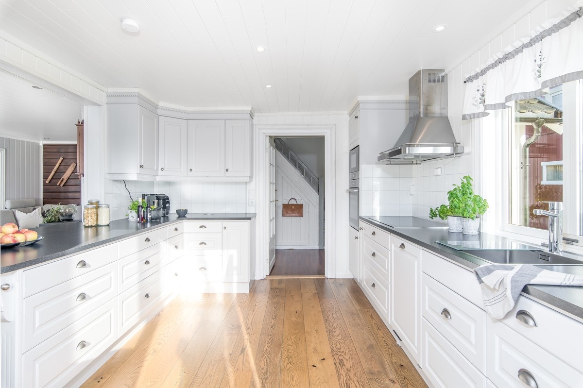 Kjøkkeninnredningen har gode benkeflater, takhøye overskap og rikelig med oppbevaringsplass. Galleribilde