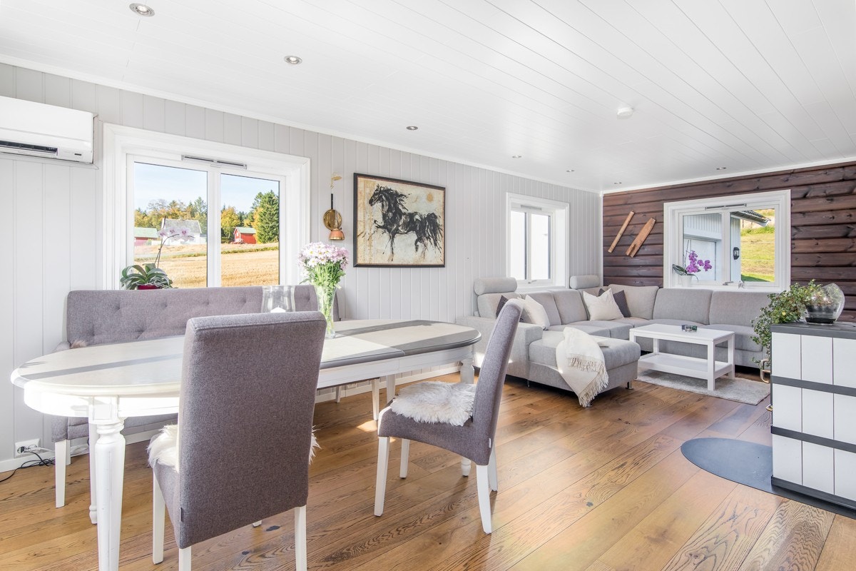 I tillegg til peisovn har stuen både varmepumpe fra 2018 og varme i gulvet. Galleribilde