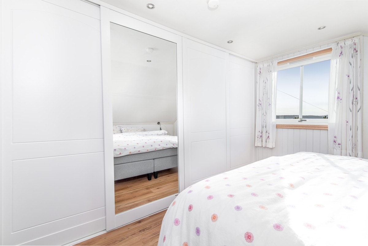 Boligen har for øvrig god lagringsplass i tre store kjellerrom, på hems i garasje og på loft i stallen. Galleribilde