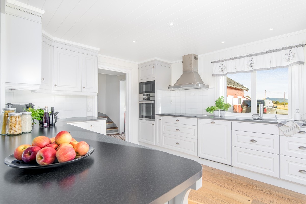 Kjøkkenet ble oppgradert i 2016 i et smakfullt, klassisk design med vakre detaljer og gode løsninger. Galleribilde