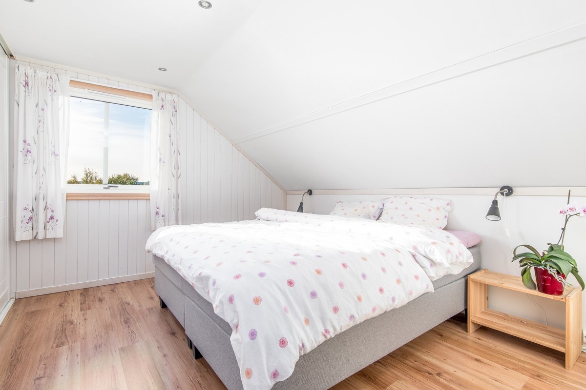 Alle soverommene ligger i andre etasje, og to av de inneholder nyere skyvedørsgarderober. Galleribilde