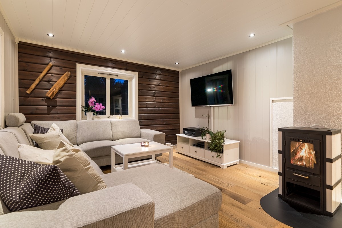 Stuen er lun og koselig, og varmes opp av en god peisovn. Det ble i 2018 satt inn ny keramisk pipe. Galleribilde