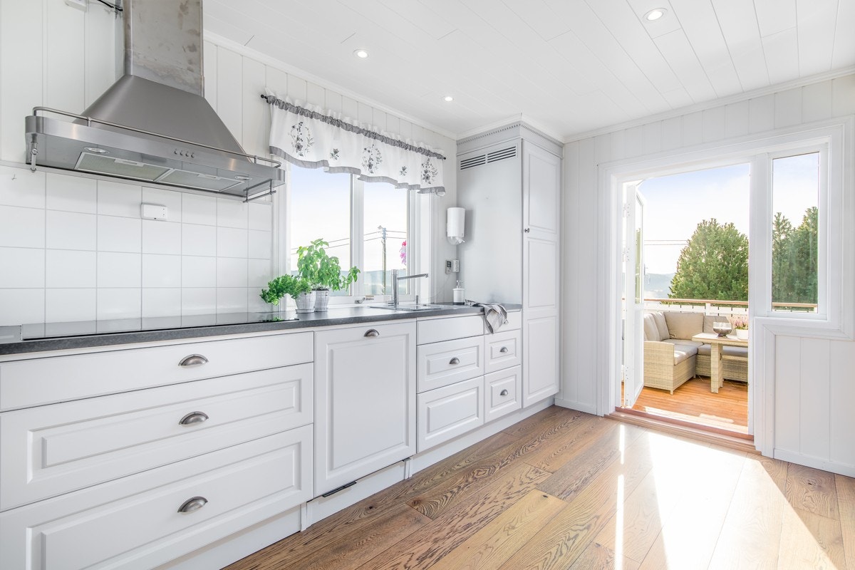 Kjøkkenet er utstyrt med integrerte hvitevarer, ventilator og komfyrvakt. Galleribilde