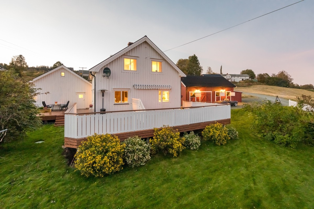 Den velstelte hagen byr på rikelig med boltreplass for barn og firbeinte. Galleribilde