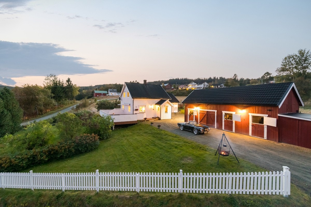 Velkommen til Melbyvegen 888 - en smakfullt oppgradert enebolig samt dobbelgarasje og stall, i landlige, naturskjønne omgivelser. Galleribilde