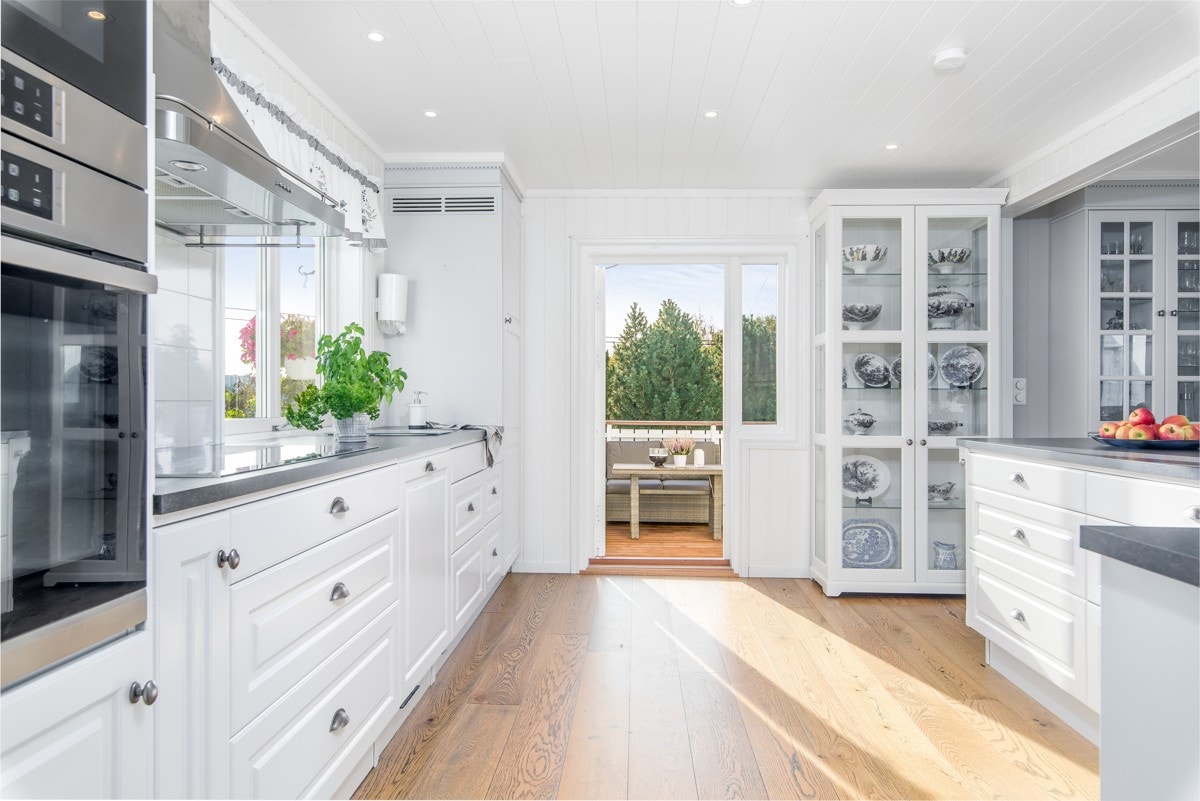 Fra kjøkkenet er det utgang til den store verandaen, hvor utmerkede solforhold og nydelig utsikt kan nytes til det fulle. Galleribilde