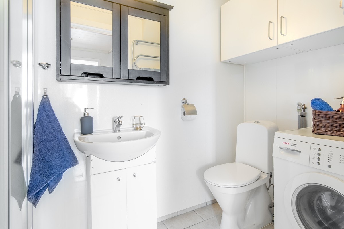 Badet, som måler ca. 3,5 kvm, er arealeffektivt og pent innredet, og med varme i gulv. Galleribilde