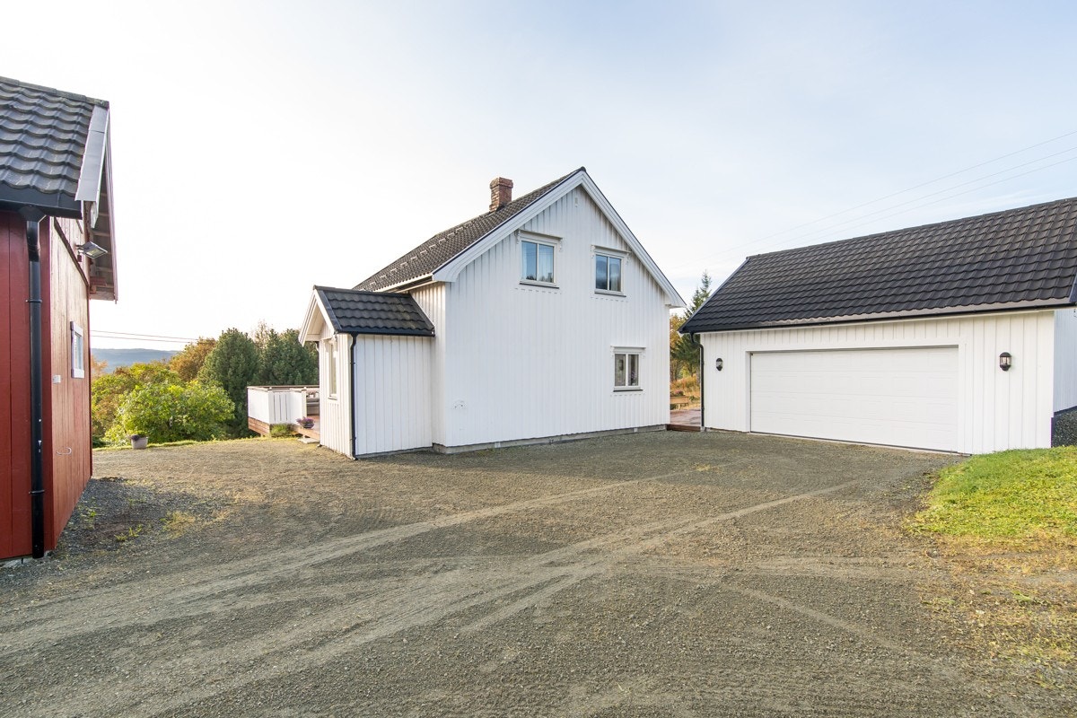 Det er parkering i frittstående dobbelgarasje og på gruslagt gårdsplass. Garasjen var ny i 2018, og måler ca. 38 kvm. I tillegg har den et gulvareal på ca. 24 kvm på loft. Galleribilde