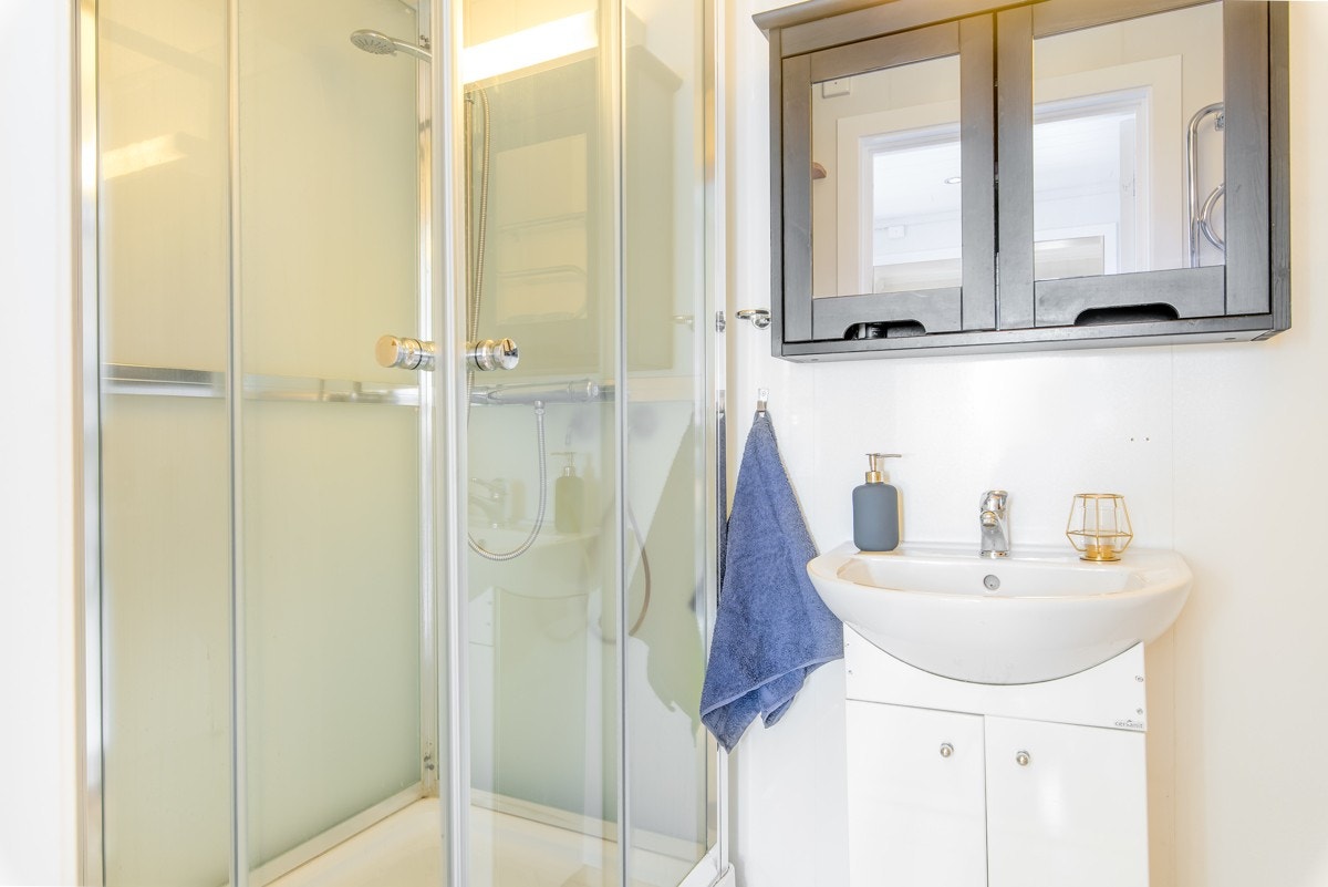 Badet har dusjkabinett og opplegg for vaskemaskin. Nytt toalett ble satt inn i 2016 og varmtvannsbereder i 2017. Galleribilde