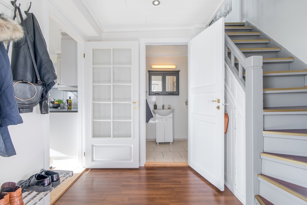 Entreen er på ca. 8 kvm, og oppleves som åpen og luftig. Galleribilde