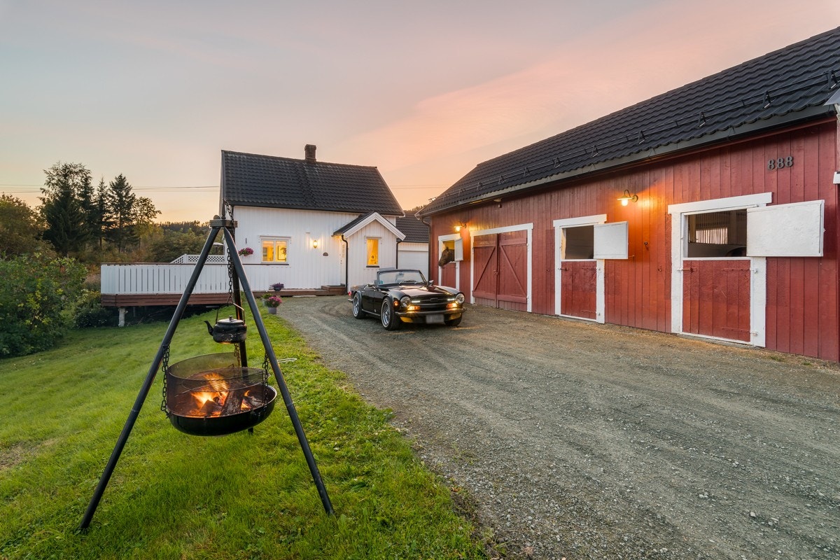 Boligen er omfattende oppgradert og fremstår med tidsmessige farge- og interiørvalg og familievennlig planløsning. Galleribilde