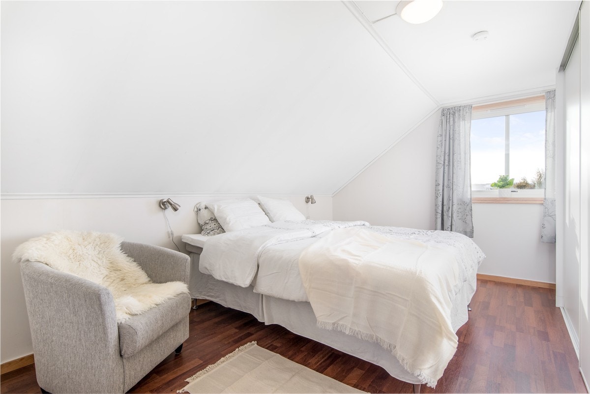 Boligen har tre gode soverom, to på ca. 11 kvm og ett på ca. 10 kvm. Galleribilde