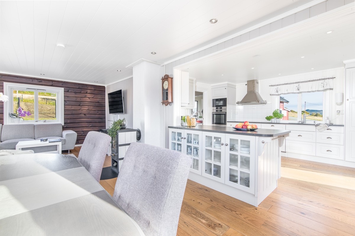 Den åpne løsningen gjør matlagingen sosial og serveringen enkel. Galleribilde