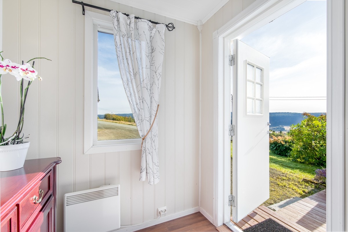 Boligen har et pent inngangsparti med repos i tre og stemningsfull utebelysning. Galleribilde