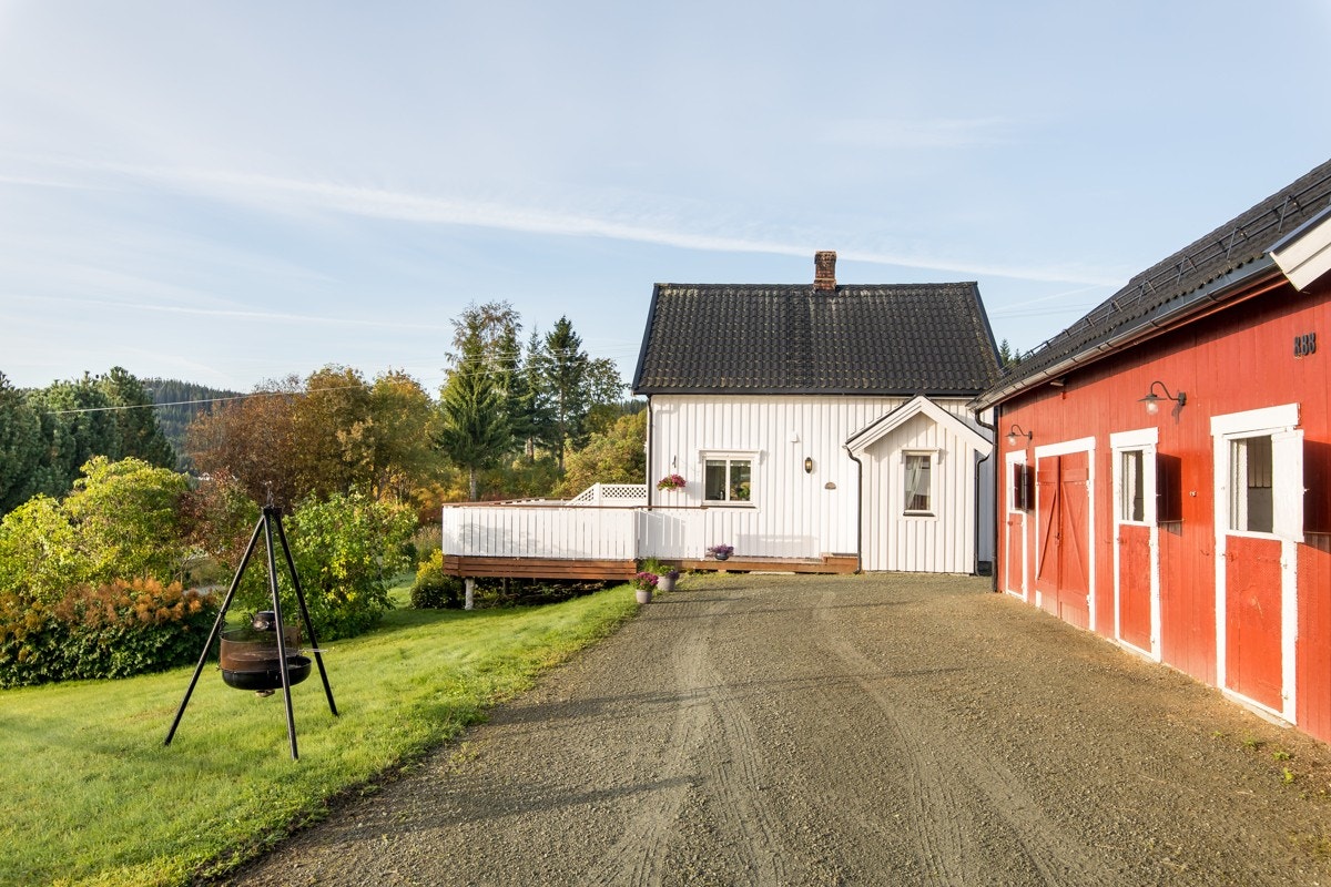 I tillegg til stor tomt har du en stall som inneholder tre stallbokser, påselingsrom, fórrom, selerom og høyloft i 2. etasje. Galleribilde