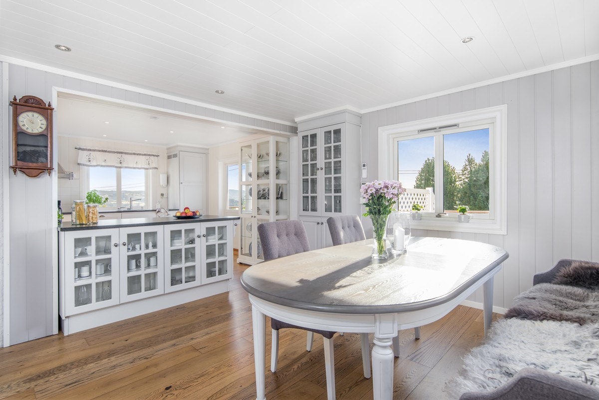 Kjøkkenet, som måler ca. 13,5 kvm, ligger i åpen løsning med stuen, og i overgangen er det en fin plass for langbord. Galleribilde