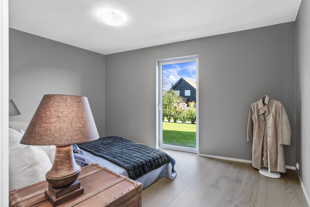 Soverom med utgang til hagen Galleribilde