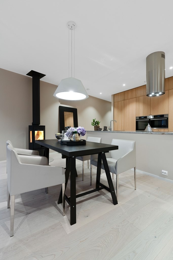 Spisestuen og kjøkken Galleribilde