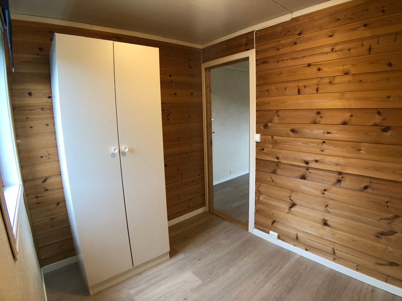 Garderobeskapet på bildet er skiftet ut. Galleribilde