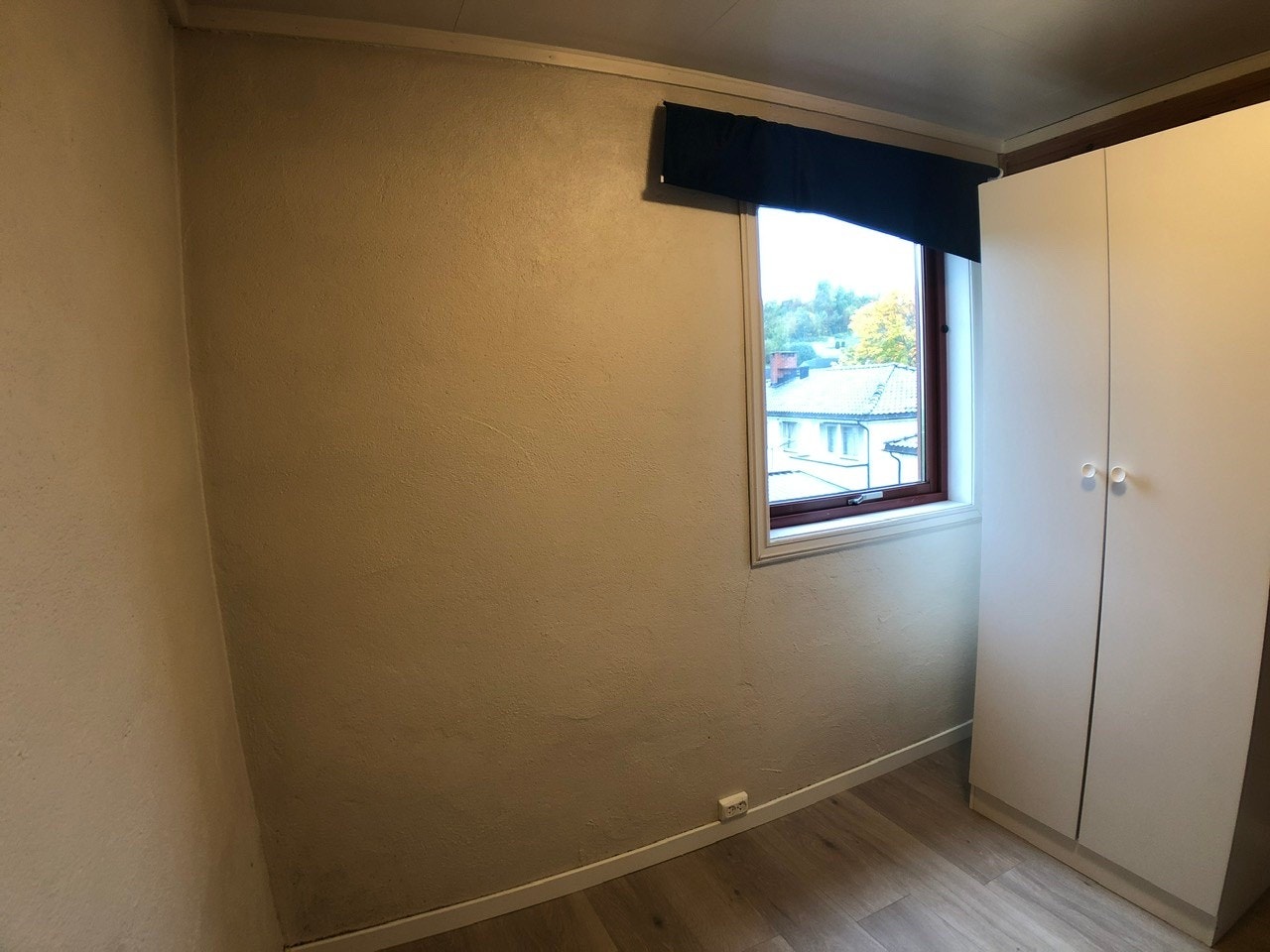 Garderobeskapet på bildet er skiftet ut. Galleribilde