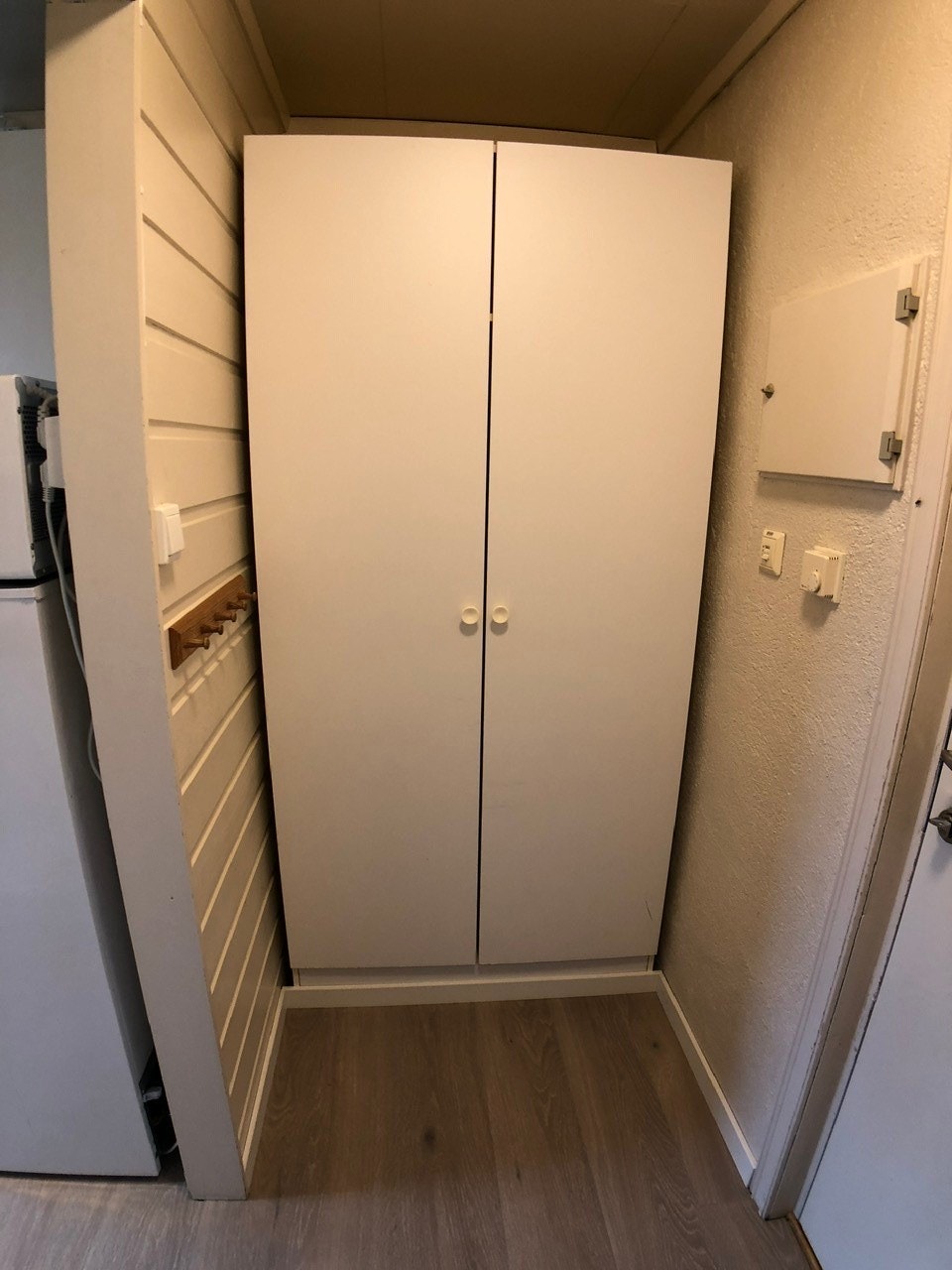 Garderobeskapet på bildet er skiftet ut. Galleribilde