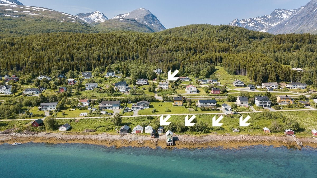 Eiendommen har naust og lang strandlinje