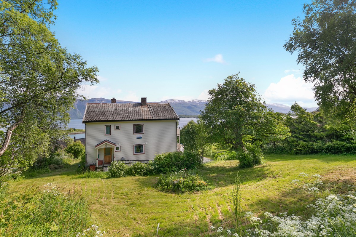 Hvoedhuset ligger ved Strandveien og har kort vei ned til vannet