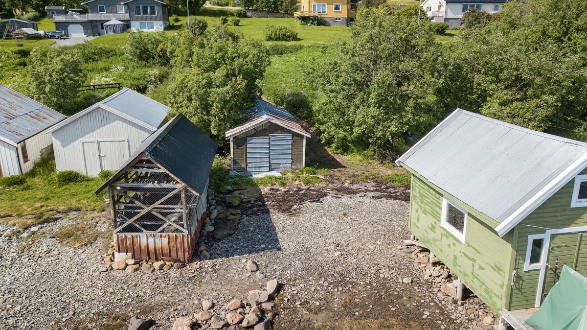 Naust i bakkant tilhører eiendommen