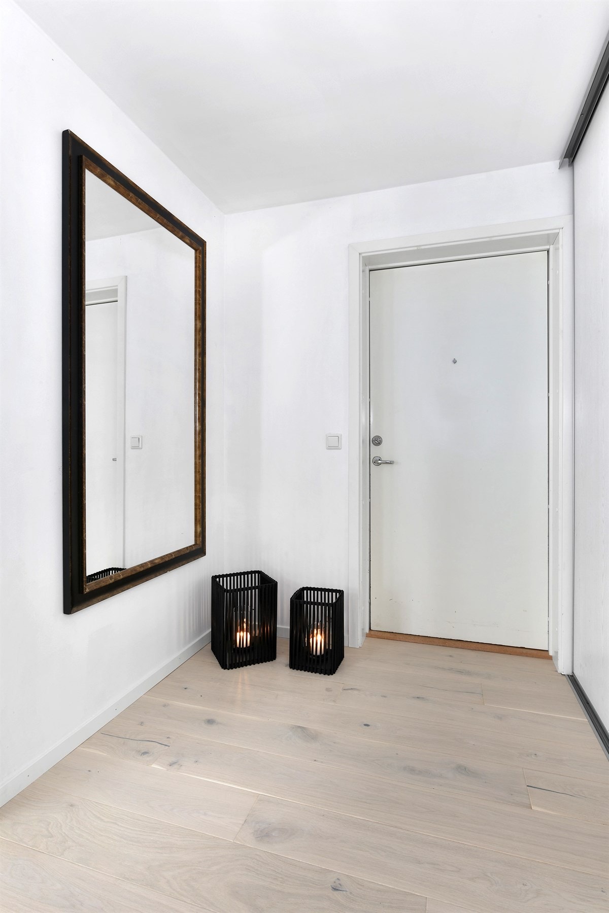 Entreen er innbydende med flott, enstavs parkettgulv fra 2018, hvitmalte veggflater og en stor, plassbygd skyvedørsgarderobe. Galleribilde