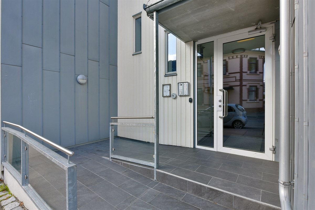 Leiligheten ligger i første etasje og har trappefri adkomst via felles oppgang og heis ned til fra leiligheten og til garasjeanlegget. Galleribilde