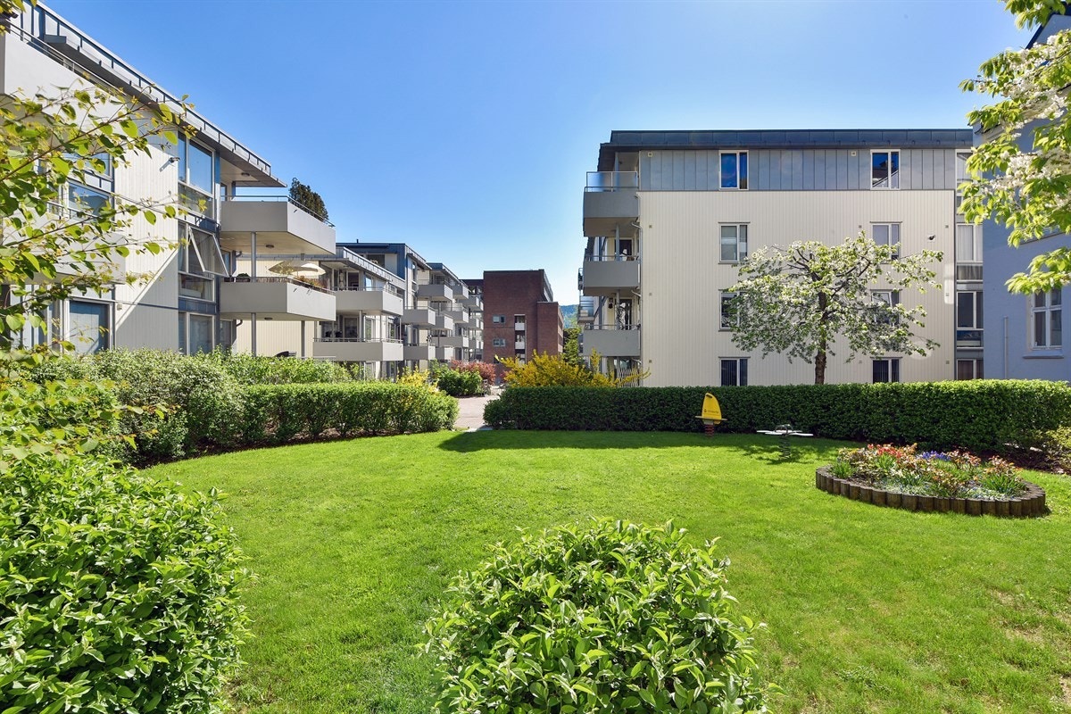 Stor og romslig stue med utgang til innglasset balkong. Varmtvann og oppvarming inkludert. Sentrumsnært, men rolig! Gangavstand til togstasjon og alle servicetilbud! Galleribilde
