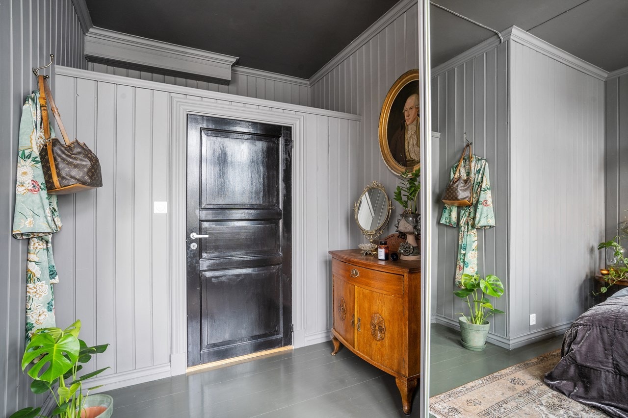 Over døren er det hems for ekstra soveplass eller lagring av det du ikke bruker i hverdagen. Galleribilde