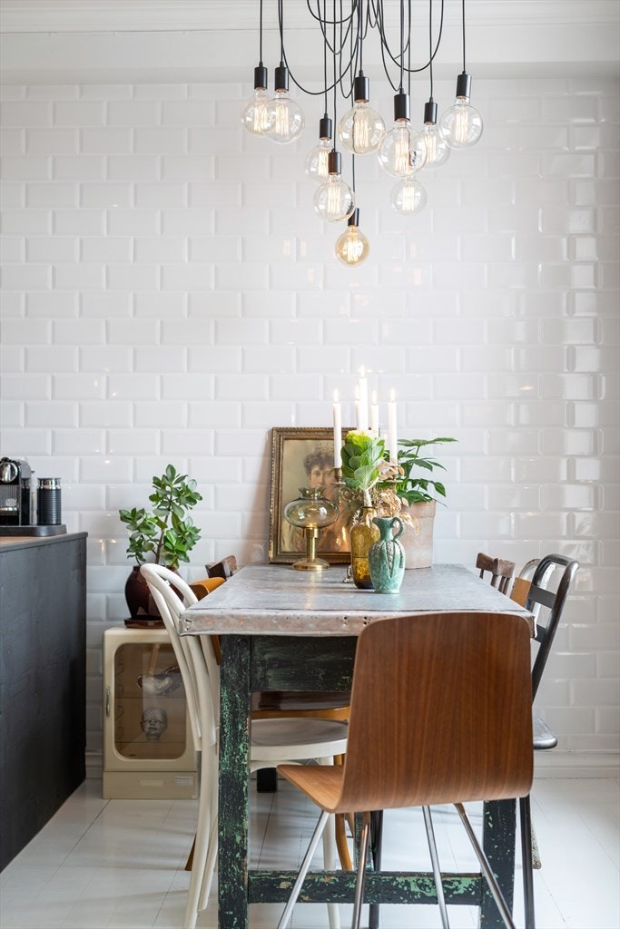 Veggen bak spiseplassen er flislagt fra gulv til tak med hvite metrofliser. Galleribilde