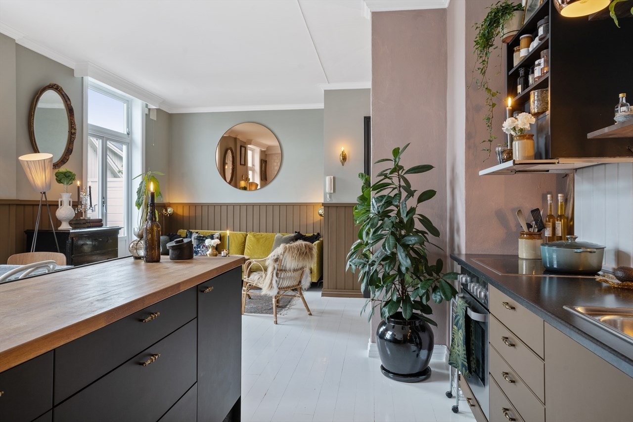Kjøkkenet ligger i åpen løsning mot stuen og har Sigdalinnredning der frontene ble malt i 2019. Galleribilde