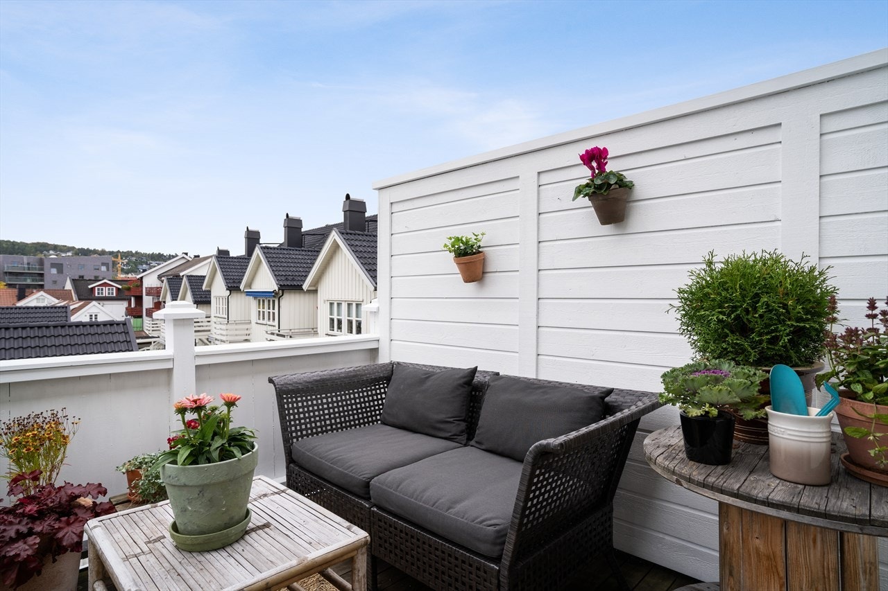 Balkongen har tredekke, levegg og ble hvitmalt på innsiden i 2019. Galleribilde