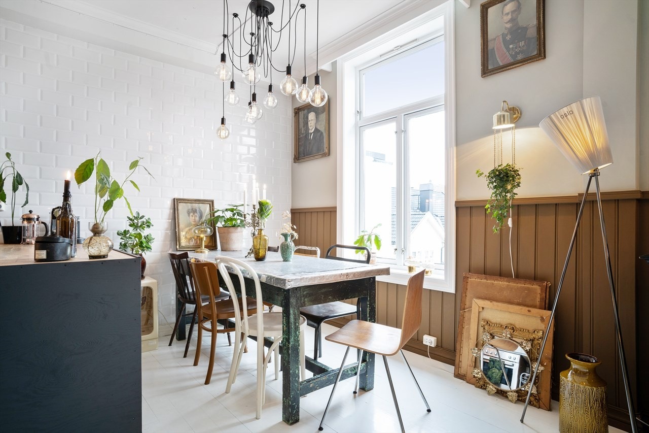 Stuens øvrige vegger er malt i delikate farger, inkludert brystningspanelet som har fått en dyp, brun tone. Galleribilde