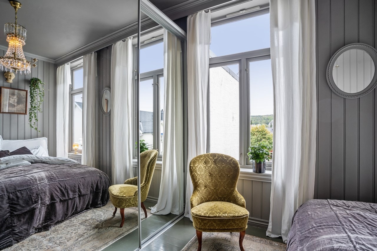 Soverommet er innredet med en romslig skyvedørsgarderobe med speilfronter som gir en illusjon av at rommet er enda større. Galleribilde