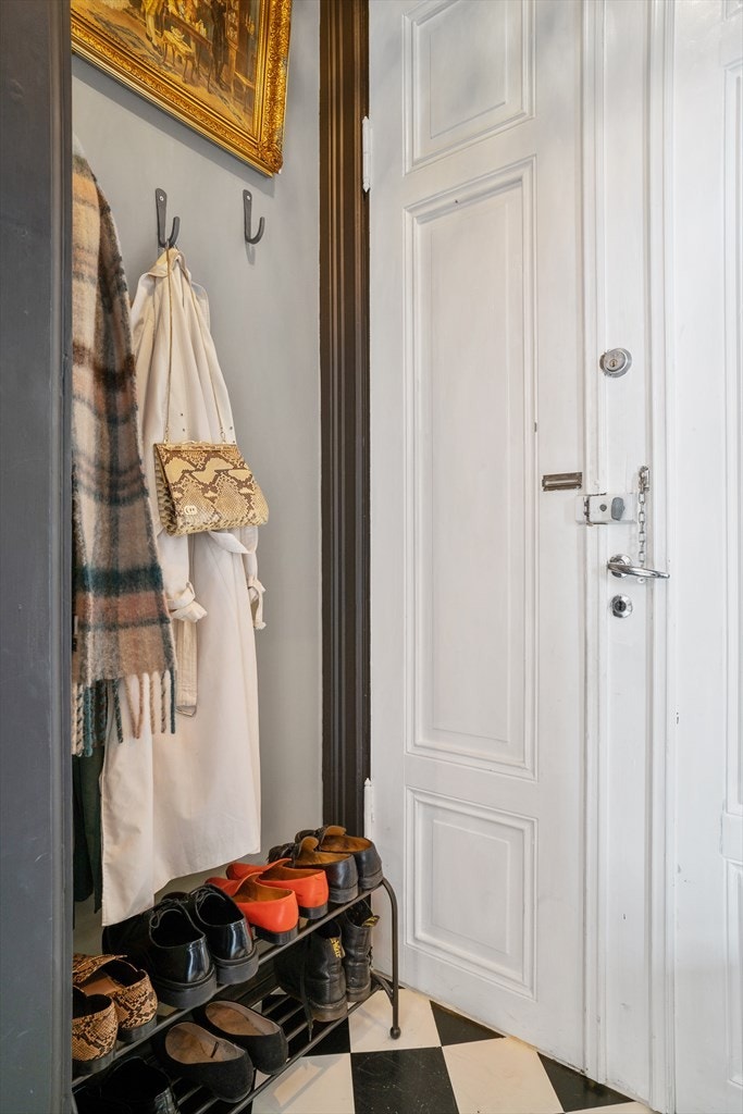 Entréen har sortmalte vegglister, lysere vegger og sortmalt tak. Galleribilde