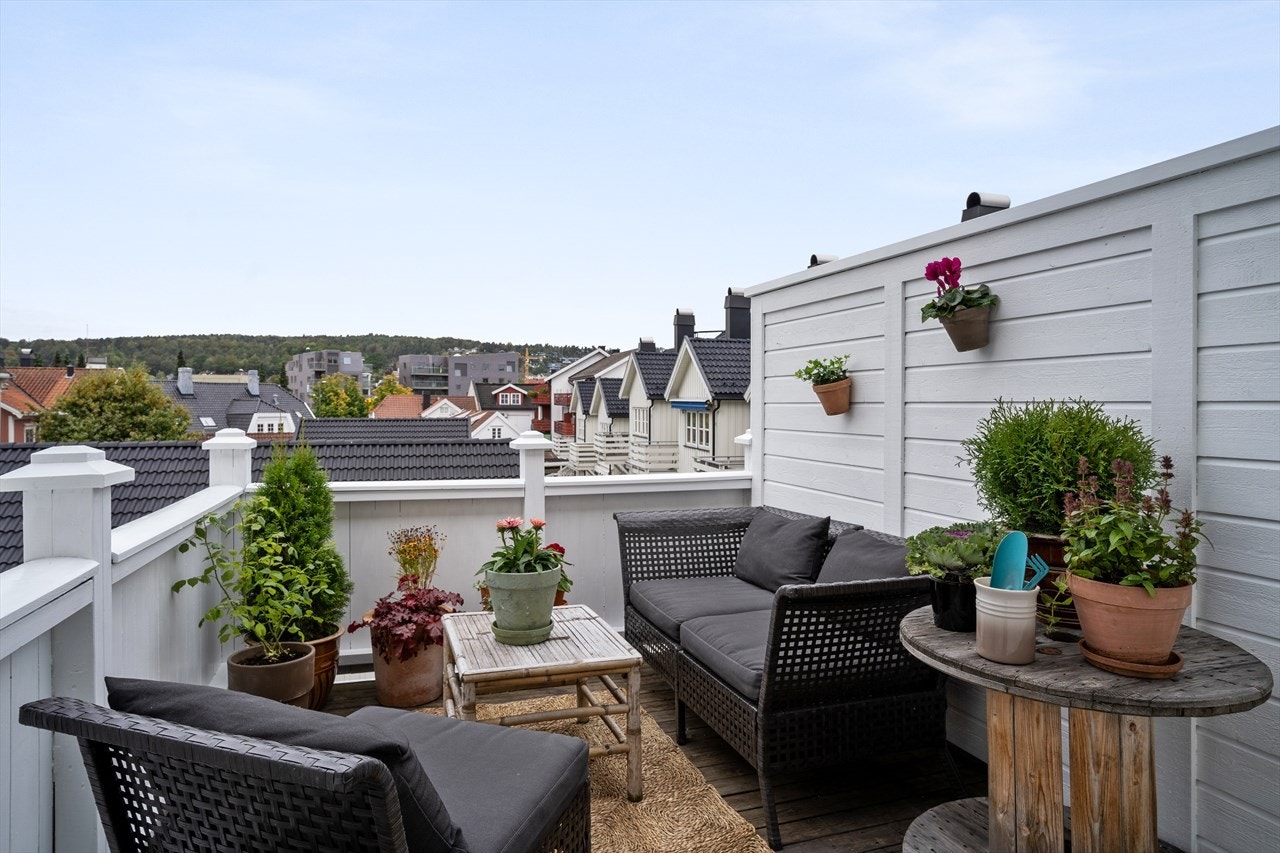 Det er god plass til sittegruppe og et rikt antall beplantninger. Galleribilde