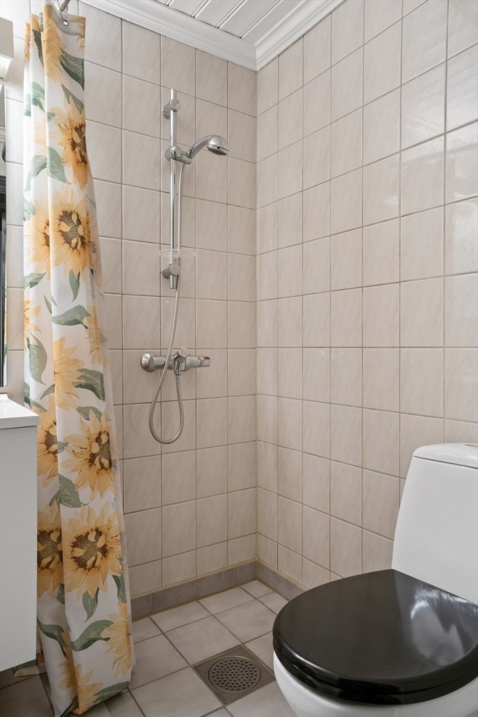 Badet inneholder toalett og opplegg for vaskemaskin også. Galleribilde