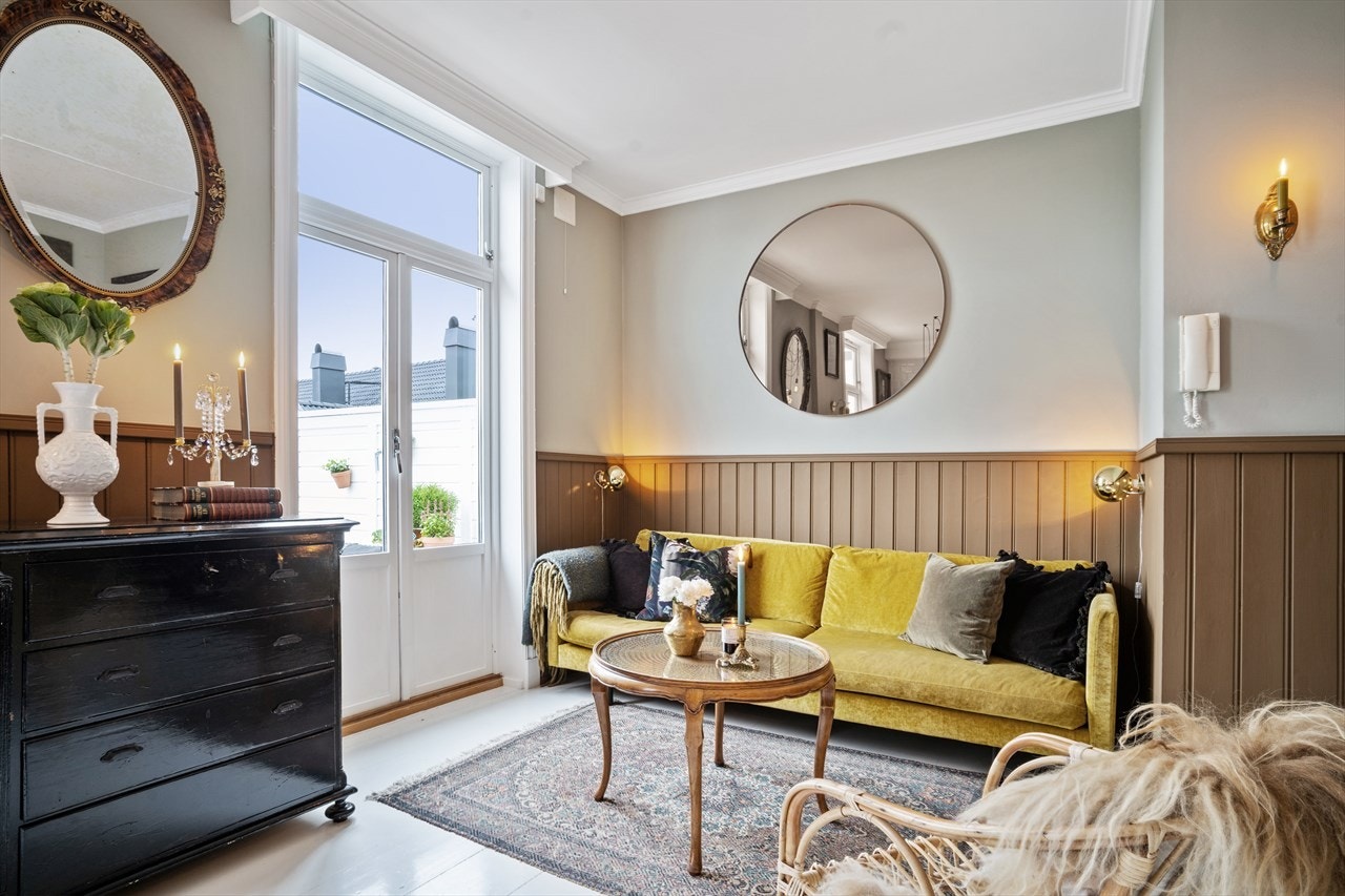 En dobbelfløyet dør leder ut til den solrike balkongen og gjør uterommet til en del av innearealet. Galleribilde