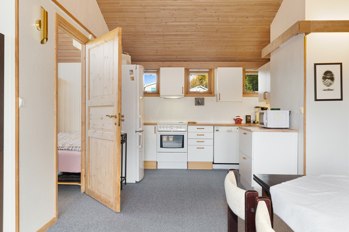 Hvite glatte fronter, laminat benkeplate med nedfelt oppvaskkum