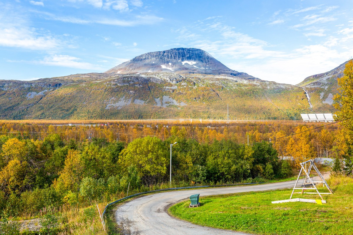 Eiendommen ligger flott til med utsikt over Ramfjordmoen